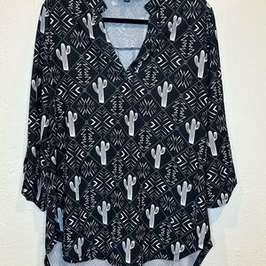 Cowgirl Hardware black/white stretchy blouse. Aztec pattern, roll sleeves, sz XL